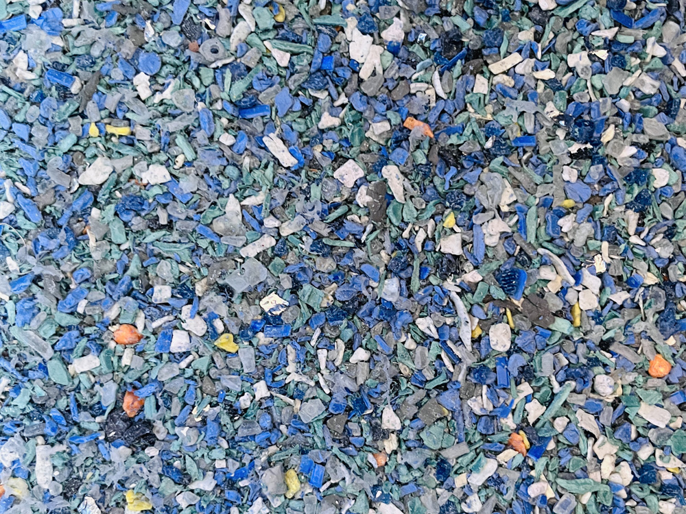 廢塑料回收-塑料粉碎后